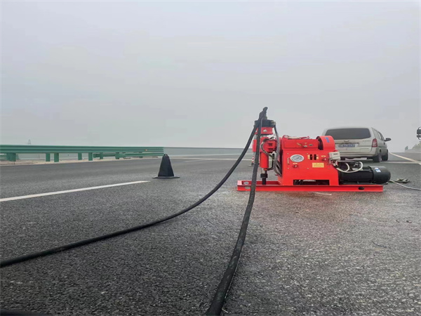 雁塔马路路基路面开裂下沉注浆加固灌浆